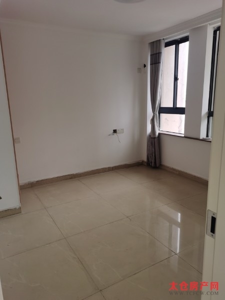 人杰景典6楼简装好房5房/2厅/3卫朝南255平米230万