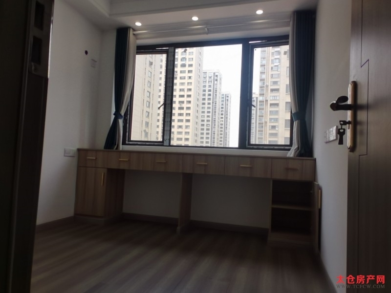 雨润星雨华府7楼简装好房3房/2厅/2卫朝南99平米305万