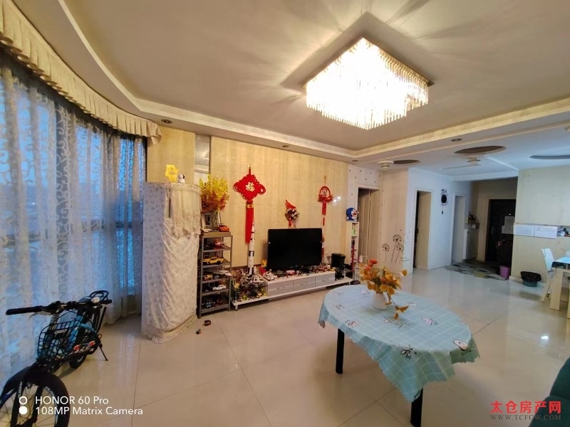 东方雅苑9楼精装好房2房/2厅/1卫朝南88平米140万