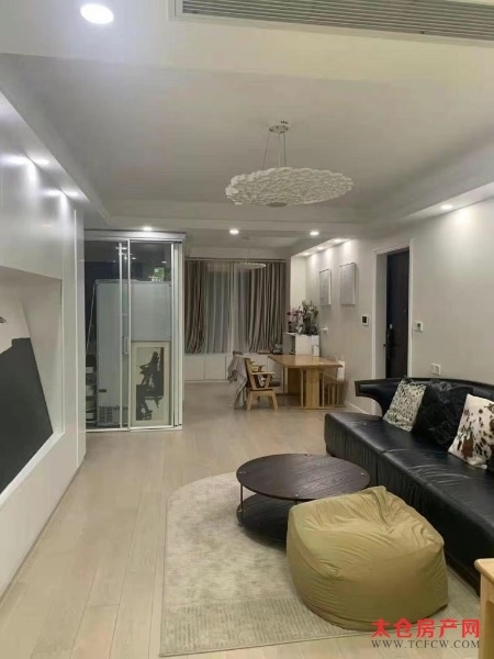 太平南路大润发南简装好房4房/2厅/2卫朝南122平米178万