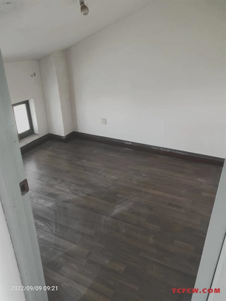 低价出租马家地园顶楼加阁楼4房中等装修1700每月带大露台