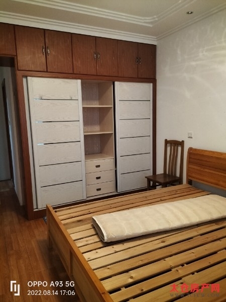 群星二期精装好房3房/2厅/2卫朝南128平米2800元/月