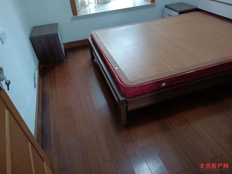 利民花园一期简装好房4房/2厅/2卫朝南134平米2000元/月