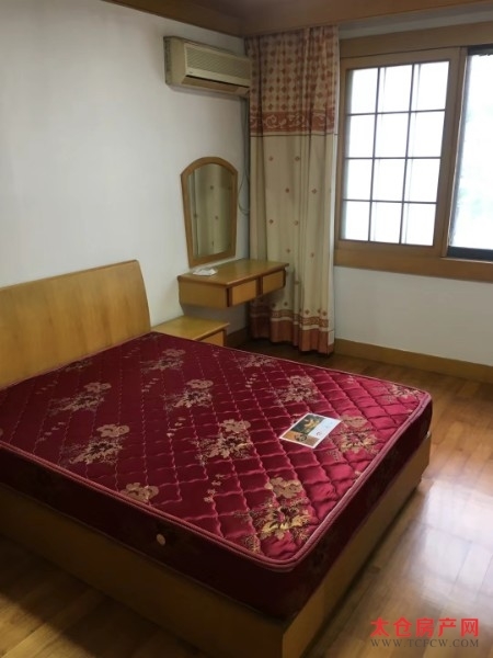 新东街精装好房3房/2厅/2卫朝南133平米2800元/月