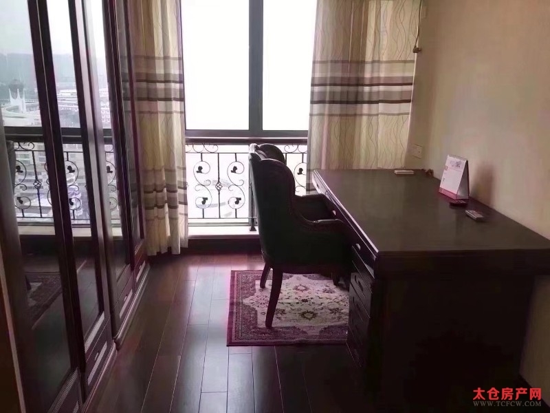 世纪广场精装好房4房/2厅/2卫朝南168平米3700元/月