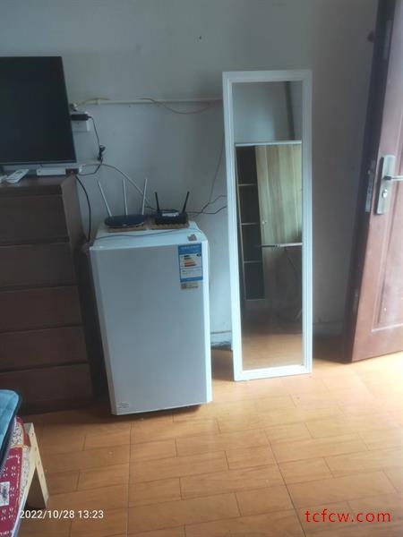康乐新村，百隆广场旁，1室0厅1卫，中等装修家电齐全1100每月