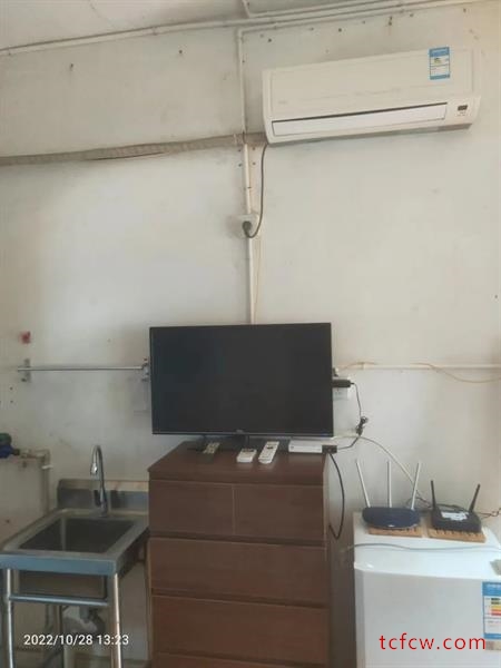 康乐新村，百隆广场旁，1室0厅1卫，中等装修家电齐全1100每月