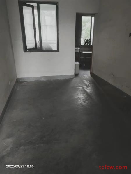太仓人家电梯房3房2厅1卫简单当毛坯出租1600每月有钥匙