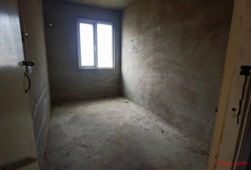 出售浏河高端小区116平4房2厅2卫3个大阳台183万，客厅南北通透