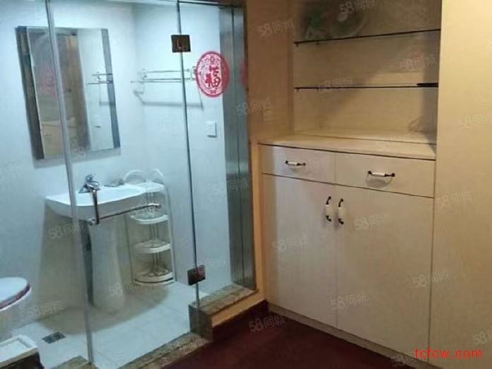 里外滩公寓精装好房1房朝东57平米2300元/月