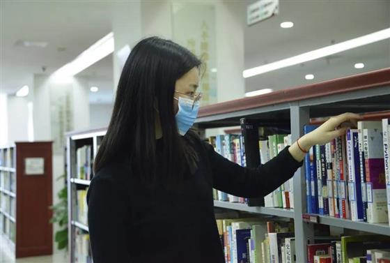 夜晚，来这里捧一本书，袭一身宁静...